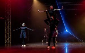 Między światłem a ciemnością. Premiera spektaklu „Illumination” w Teatrze Rozbark (12)