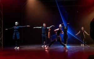 Między światłem a ciemnością. Premiera spektaklu „Illumination” w Teatrze Rozbark (13)