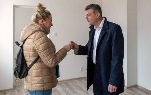 Przekazanie kluczy lokatorom wyremontowanej kamienicy przy ul. Piłsudskiego 38 (7)