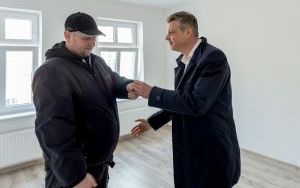 Przekazanie kluczy lokatorom wyremontowanej kamienicy przy ul. Piłsudskiego 38 (9)