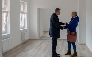 Przekazanie kluczy lokatorom wyremontowanej kamienicy przy ul. Piłsudskiego 38 (11)