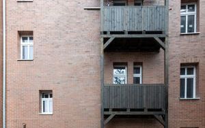 Przekazanie kluczy lokatorom wyremontowanej kamienicy przy ul. Piłsudskiego 38 (8)