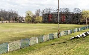Trwają prace porządkowo-konserwacyjne na boisku sportowym przy ul. Worpie 18 (2)