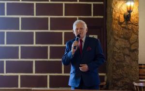 Prezydent z kwiatami u seniorek (4)