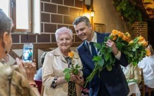 Prezydent z kwiatami u seniorek (8)