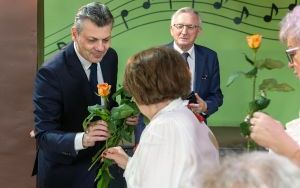 Prezydent z kwiatami u seniorek (9)