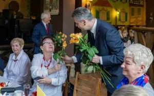 Prezydent z kwiatami u seniorek (10)