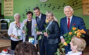 Prezydent z kwiatami u seniorek (11)