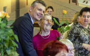 Prezydent z kwiatami u seniorek (3)