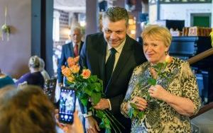Prezydent z kwiatami u seniorek (4)