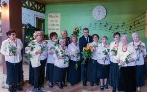 Prezydent z kwiatami u seniorek (5)