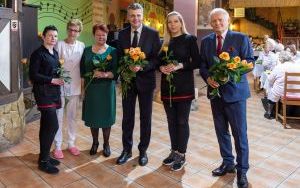 Prezydent z kwiatami u seniorek (6)