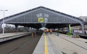 Nowe poszycie dachu hali peronowej dworca PKP prawie gotowe  (2)