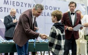 Dekoracja laureatów konkursu modelarskiego (12)