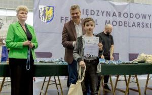Dekoracja laureatów konkursu modelarskiego (13)