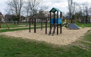 Wymiana piasku na placu zabaw w Parku Miejskim (2)