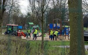 Wymiana piasku na placu zabaw w Parku Miejskim (4)