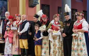 Święcili pokarmy w tradycyjnych strojach (10)
