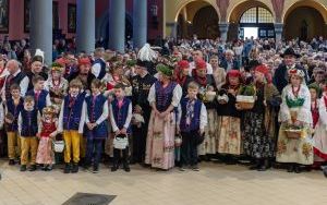 Święcili pokarmy w tradycyjnych strojach (11)