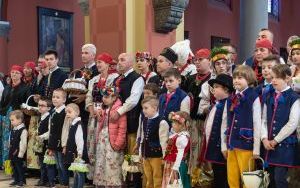 Święcili pokarmy w tradycyjnych strojach (1)