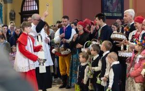 Święcili pokarmy w tradycyjnych strojach (2)