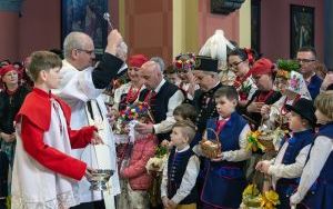 Święcili pokarmy w tradycyjnych strojach (3)