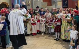Święcili pokarmy w tradycyjnych strojach (4)