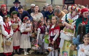 Święcili pokarmy w tradycyjnych strojach (5)