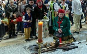 Święcili pokarmy w tradycyjnych strojach (6)