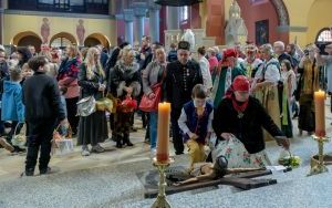 Święcili pokarmy w tradycyjnych strojach (7)