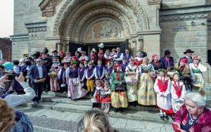 Święcili pokarmy w tradycyjnych strojach (8)