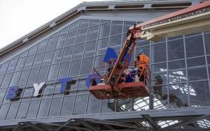 Ledowe napisy BYTOM będą witały pasażerów odnowionej hali peronowej (1)