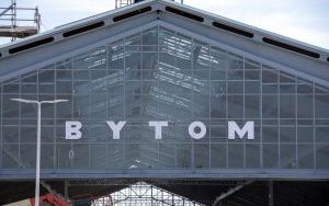 Ledowe napisy BYTOM będą witały pasażerów odnowionej hali peronowej (6)