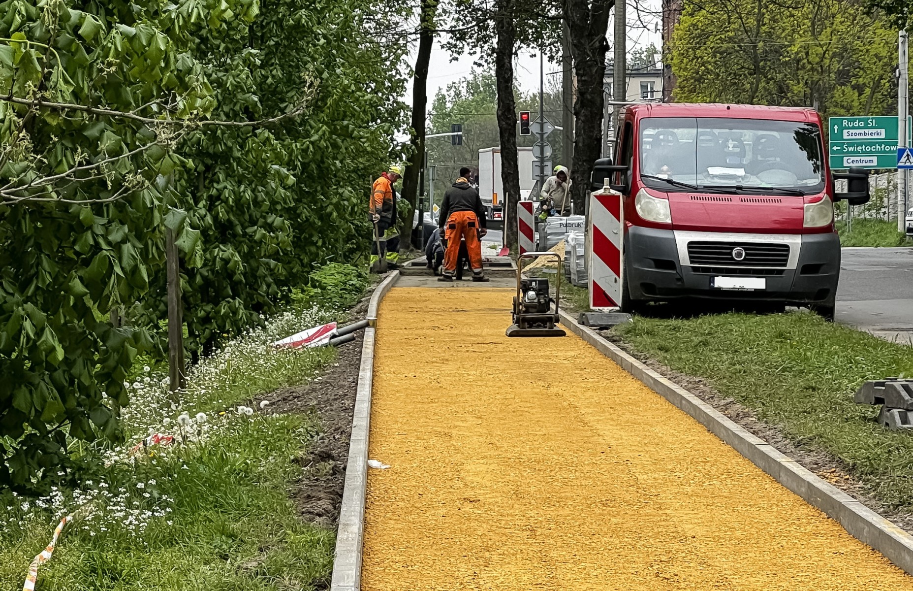 Rozpoczęła się przebudowa chodników w mieście za prawie 1 mln zł. Na zdjęciu przebudowa chodnika w Łagiewnikach przy ul. św. Piotra Rozpoczęła się przebudowa chodników w mieście za prawie 1 mln zł. Na zdjęciu przebudowa chodnika w Łagiewnikach przy ul. św. Piotra