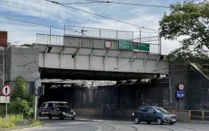 Firma PORR SA demontuje ostatnie przęsła wiaduktu zlokalizowanego bezpośrednio nad jezdnią (1)