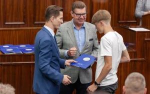 Zastępca prezydenta Bytomia wręczył stypendia najlepszym bytomskim sportowcom (5)