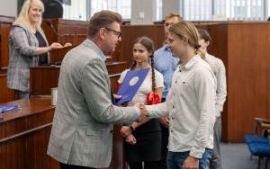 Zastępca prezydenta Bytomia wręczył stypendia najlepszym bytomskim sportowcom (3)