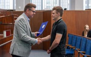 Zastępca prezydenta Bytomia wręczył stypendia najlepszym bytomskim sportowcom (5)