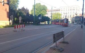 Spękane i uszkodzone płyty na ul. Katowickiej wymagają wymiany (2)
