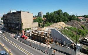 Kolejny etap przebudowy wiaduktu kolejowego nad ul. Chorzowską. Będą zmiany w organizacji ruchu od 7 do 10 czerwca (1)
