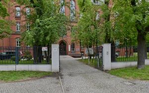 Poznaj Bytom dzięki aplikacji. Kody QR na specjalnych tabliczkach pojawiły się na Grossfeldzie (5)