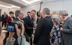 Pamiątkowa tablica Franza Landsbergera wróciła na swoje miejsce (7)