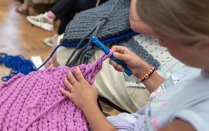Warsztaty szydełkowania, podczas których powstają legowiska dla psów i kotów (10)
