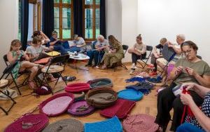 Warsztaty szydełkowania, podczas których powstają legowiska dla psów i kotów (14)