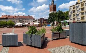 Montaż mebli miejskich na Rynku (1)