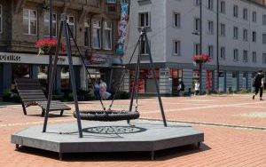 Montaż mebli miejskich na Rynku (7)
