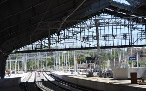 Trwa budowa peronów w Karbiu, przebudowa wiaduktów i wykończenie hali peronowej (7)