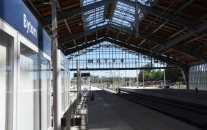 Trwa budowa peronów w Karbiu, przebudowa wiaduktów i wykończenie hali peronowej (9)