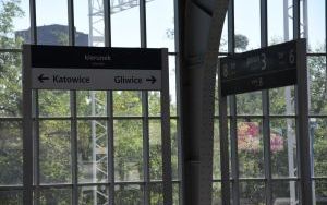 Trwa budowa peronów w Karbiu, przebudowa wiaduktów i wykończenie hali peronowej (11)