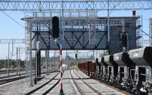 Trwa budowa peronów w Karbiu, przebudowa wiaduktów i wykończenie hali peronowej (14)